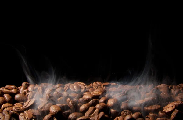 Granos de café fragantes en un humo — Foto de Stock