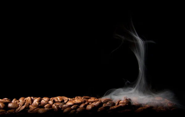 Aromatyczna Kawa Ziaren Czarnym Tle Dymu — Zdjęcie stockowe