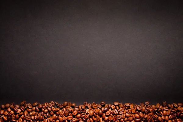 香り豊かなコーヒー穀物黒背景 — ストック写真