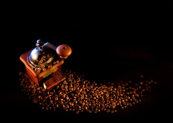 Fragrant coffee grains and ancient coffee grinder — Stock Photo, Image