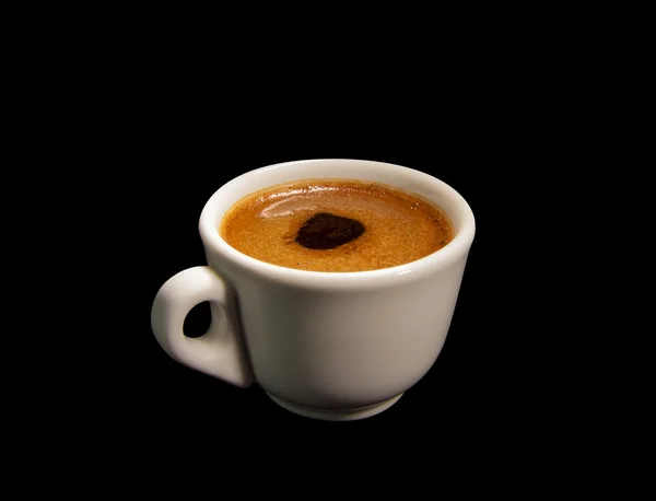 Una taza de café blanco sobre un fondo negro — Foto de Stock