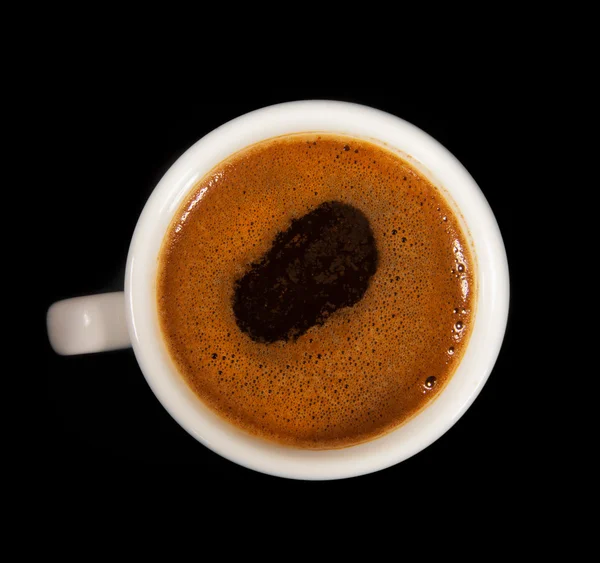 Jeden bílý šálek kávy na černém pozadí — Stock fotografie