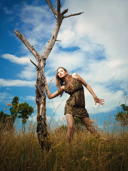 Kvinnen i naturen – stockfoto