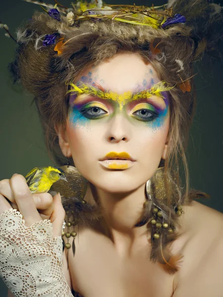 Retrato Una Chica Con Maquillaje Brillante Pájaros Sus Manos — Foto de Stock