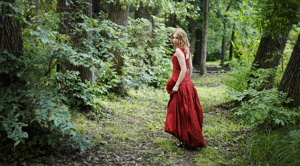Femme Robe Soirée Rouge Marche Dans Les Bois — Photo