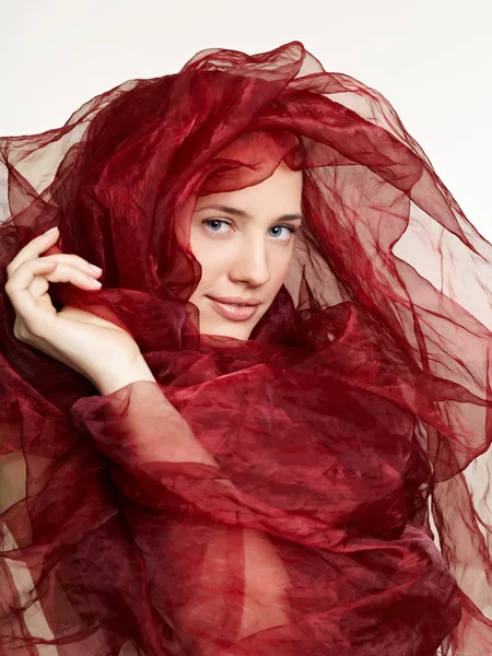 Portrait d'une fille dans un chalet rouge — Photo