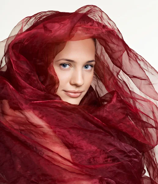 Retrato de uma menina em um chalé vermelho — Fotografia de Stock