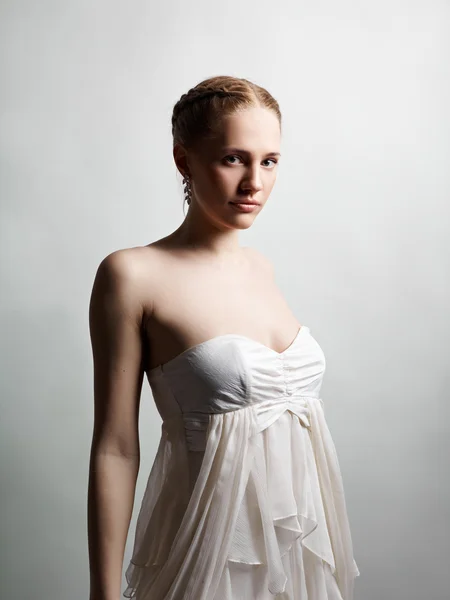 Portrait d'une fille en robe blanche — Photo