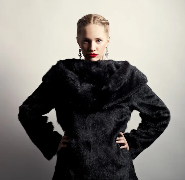 Portrét dívky v kabátě norek — Stock fotografie