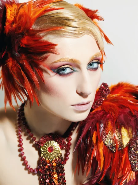 Porträt einer Frau mit Phönix-Make-up — Stockfoto