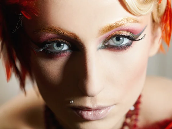 Porträtt av en kvinna med make-up Phoenix — Stockfoto