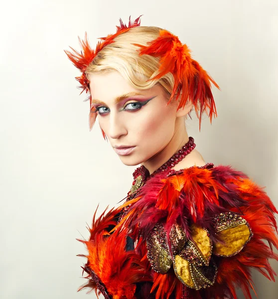 Porträt einer Frau mit Phönix-Make-up — Stockfoto
