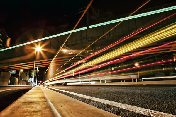 Αυτοκίνητα Μυών Έρχονται Και Παρέρχονται Φως Στο Δρόμο Νύχτα — Φωτογραφία Αρχείου