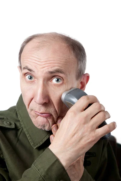 Starý muž holení vousů s holicí izolovaných na bílém — Stock fotografie