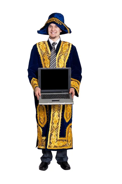 Бизнесмен в азиатском национальном костюме держит ноутбук — стоковое фото