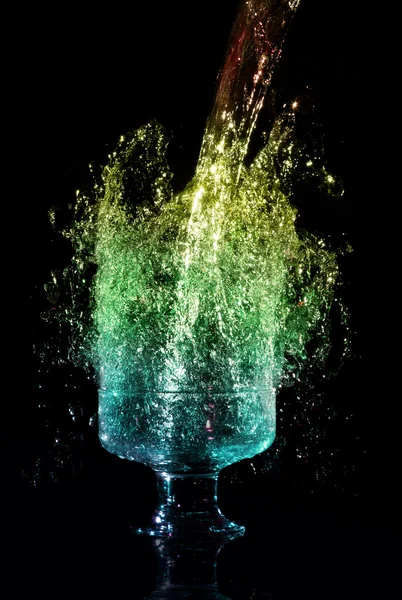 Vloeistof Vallen Het Glas Met Spatten Zwarte Achtergrond — Stockfoto