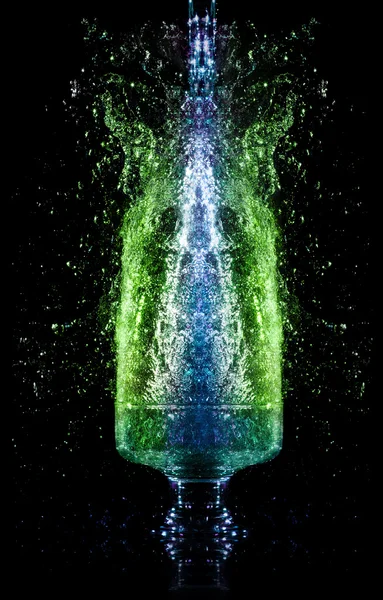 Flüssigkeit Fällt Mit Spritzern Auf Schwarzem Hintergrund Ins Glas — Stockfoto