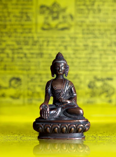 Bronze-Buddha an tibetischen Flaggen — Stockfoto