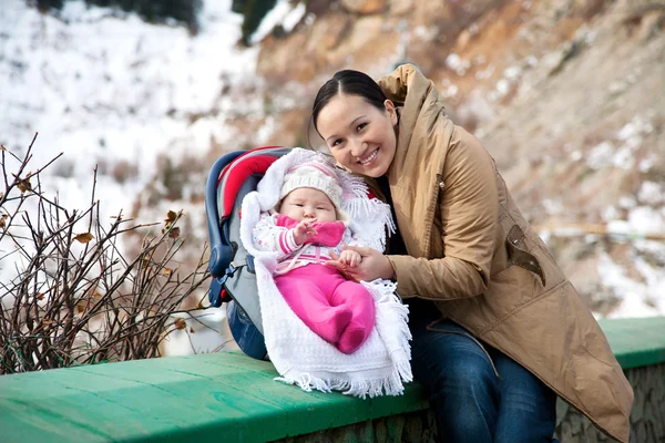 Азиатка со своим ребенком — стоковое фото