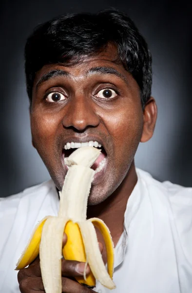 Hombre indio comiendo plátano — Foto de Stock