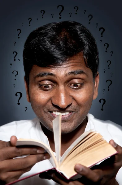 Indiai férfi olvasókönyv — Stock Fotó