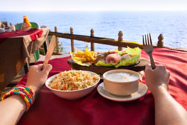 Vegetarian dishes near the ocean — Stockfoto