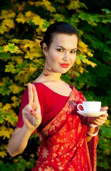 Kvinna i indiska sari med kopp te — Stockfoto