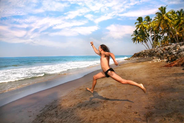 Man running to the ocean — Stock Photo, Image