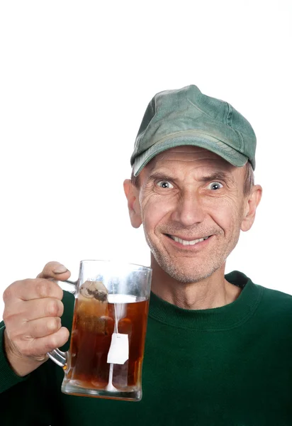 Mann hält Becher mit Tee — Stockfoto