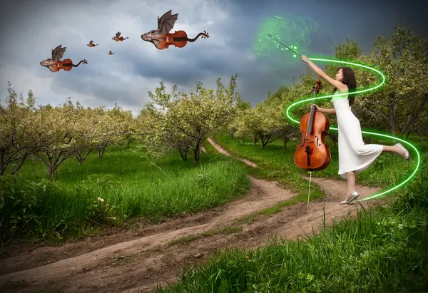 Žena s housle violoncello a drak — Stock fotografie