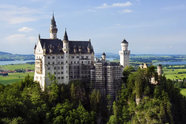 neuschwanstein Şatosu iyi yaz gününde, Bavyera, Almanya