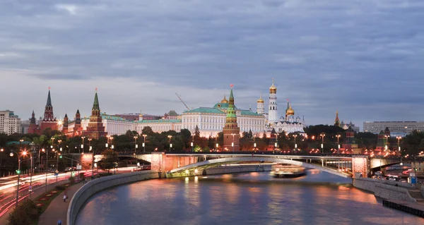 Kilátás nyílik a Moszkva-folyó és a Kreml töltés-az éjszakai — Stock Fotó