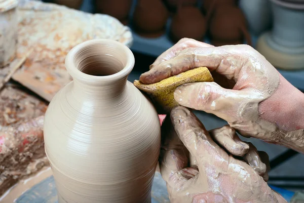 Bottiglia di ceramica sulla ruota di un vasaio. Lavorazione con una spugna — Foto Stock