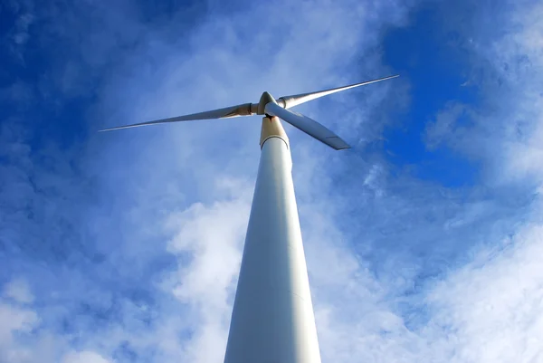 Turbina Generadora Energía Eólica Contra Cielo Azul Claro — Foto de Stock