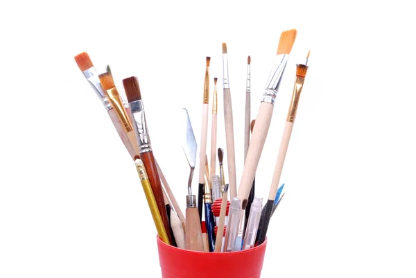 Topo de vidro vermelho com escovas e ferramentas para pintura — Fotografia de Stock