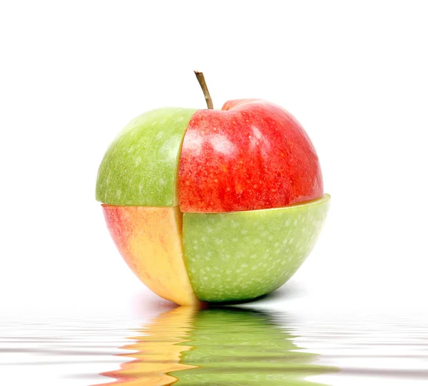 Pokroić jabłka w wodzie — Zdjęcie stockowe