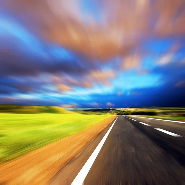 Rozmazané silnice s rozmazané obloha — Stock fotografie
