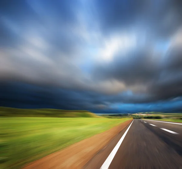Homályos road, homályos sky — Stock Fotó