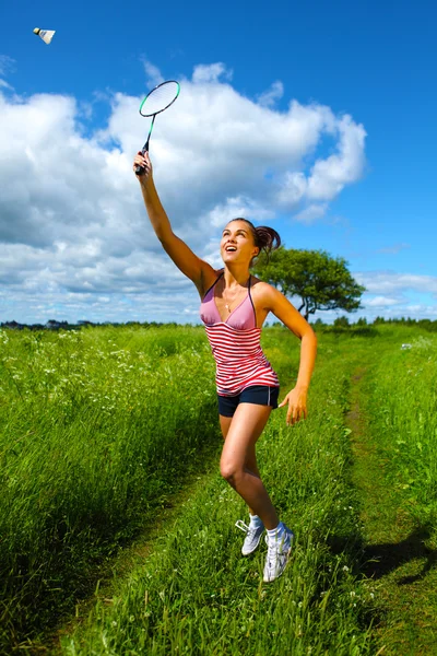 Güzel Bir Genç Kadın Badminton Oynarken — Stok fotoğraf