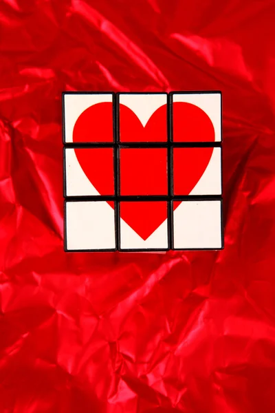 红色背景上多维数据集的情人节快乐 — 图库照片
