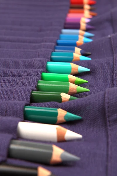 Um conjunto de lápis na embalagem — Fotografia de Stock