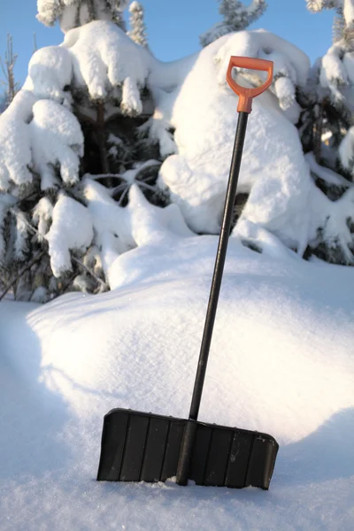 Lopata na sníh s žlutým držátkem — Stock fotografie