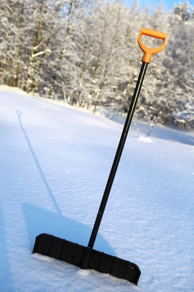 Снежная лопата с жёлтой ручкой — стоковое фото