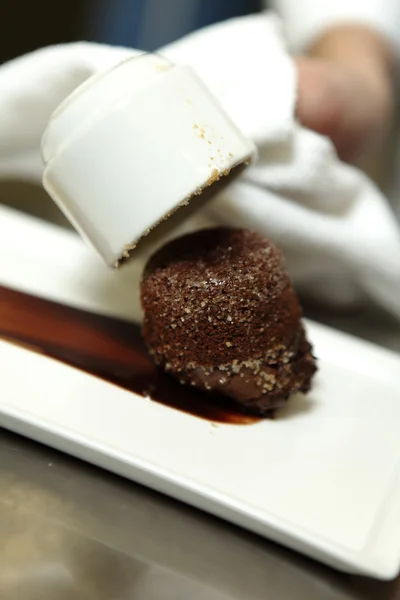 Chef-kok in restaurant koken een dessert — Stockfoto