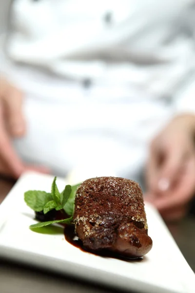 Chef-kok in restaurant biedt dessert — Stockfoto