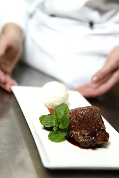 Koch im Restaurant bietet Dessert an — Stockfoto