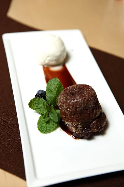 Dessert al cioccolato con gelato — Foto Stock