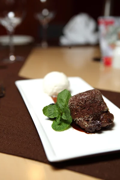 Sobremesa de chocolate com sorvete — Fotografia de Stock