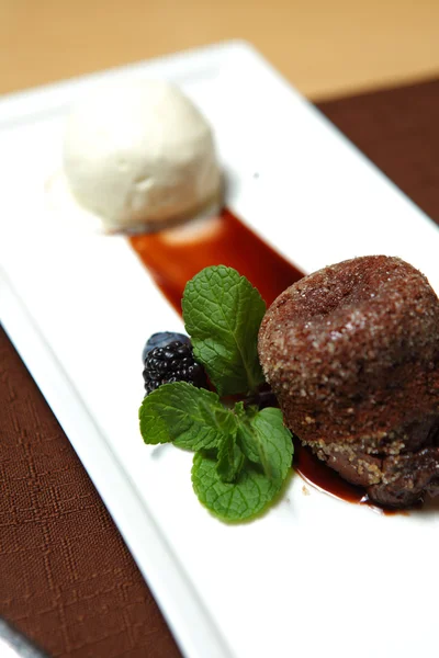 Deser czekoladowy z lodami — Zdjęcie stockowe