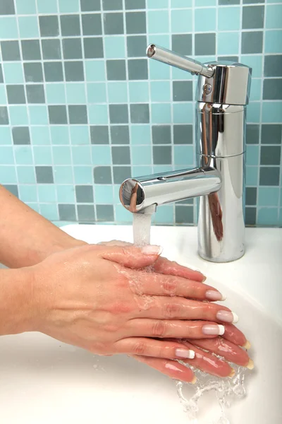 Hermosa chica se lava las manos — Foto de Stock